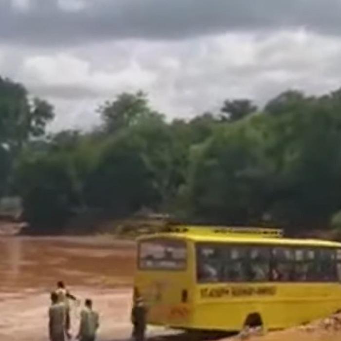 Zeci de oameni, între care femei și copii, au murit într-un autobuz. Mergeau la o nuntă - VIDEO