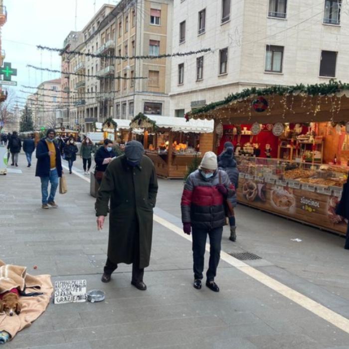 Cerșetor român, alungat de pe străzile unui oraș din Italia. Îi deranja pe cei care făceau cumpărături de Crăciun