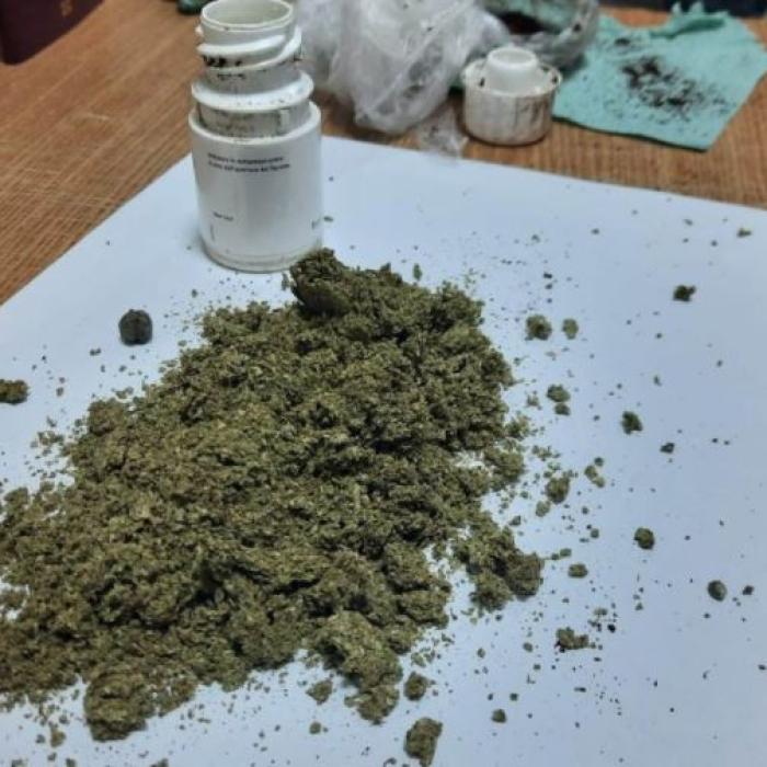 Microbuz, verificat la intrarea în România. Un pasager, prins cu marijuana, s-a ales cu dosar penal 