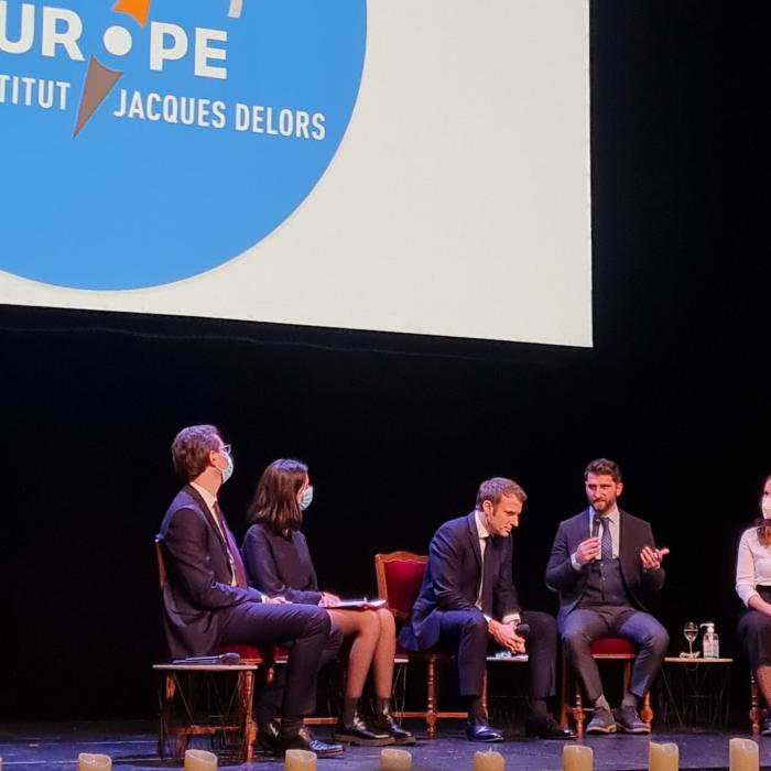 Un tânăr român l-a pus în dificultate pe Emmanuel Macron