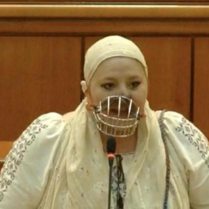 Presa din Italia despre Șoșoaca: Un senator antivaccinare, cu masca lui Hannibal Lecter, în ședința Parlamentului