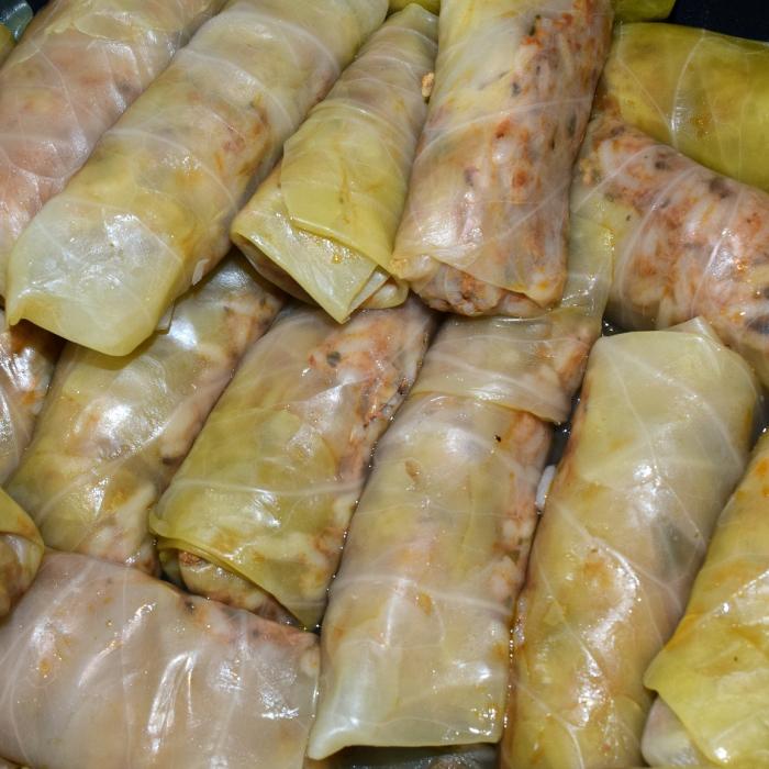 Sarmale tradiționale românești, cu varză murată și afumătură. Rețeta neuitată de la bunica 