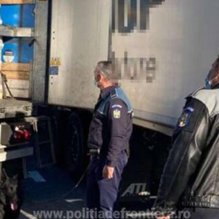 Un șofer român de TIR a sunat la Poliție, după ce a auzit zgomote în remorcă. Ce au descoperit oamenii legii