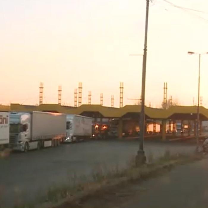 Vameși români, reținuți pentru mită în vama Borș. Cereau 100 de euro de la șoferii de TIR ca să-i treacă peste coada de la vamă