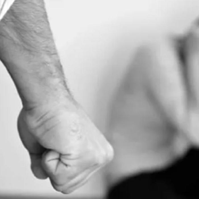 Italia. Româncă, bătută, fără milă, de soțul violent. Bărbatul a vandalizat apoi toată casa