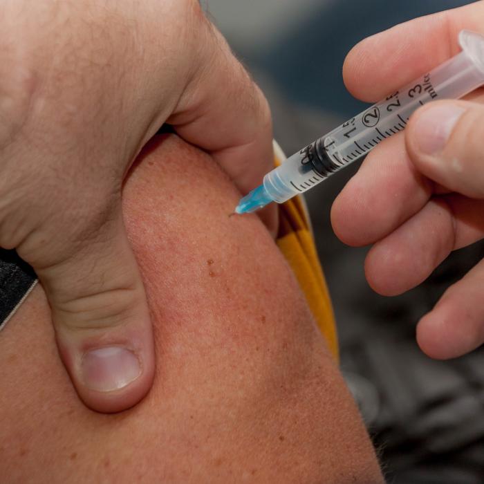 Un bărbat s-ar fi vaccinat de 10 ori într-o zi. A fost deschisă o anchetă