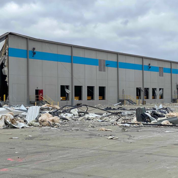 Tornade devastatoare în SUA. Şase morţi după prăbuşirea unui depozit Amazon