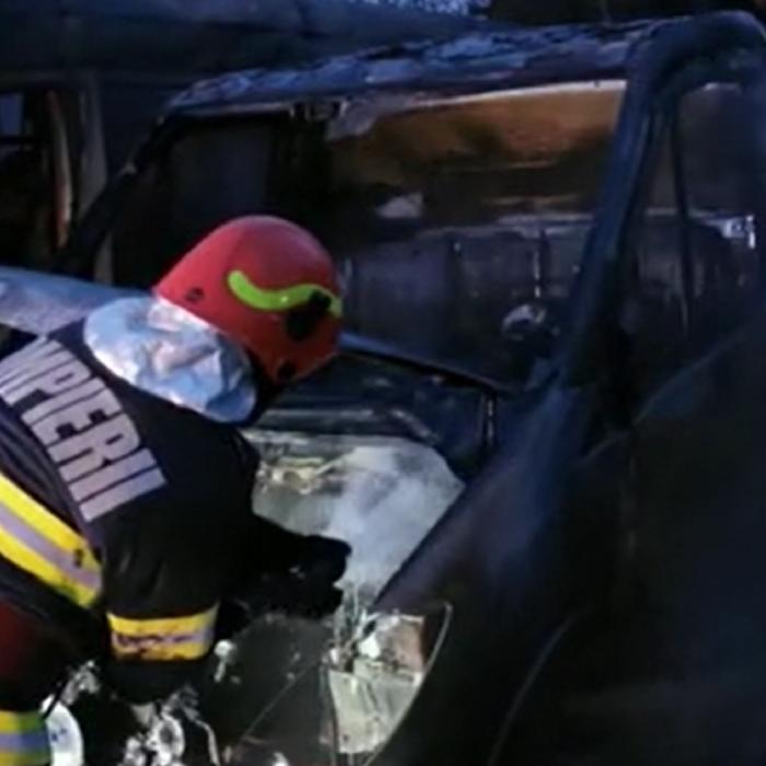 Trei dube au luat foc într-o parcare din România