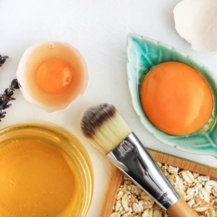 Amestecă un gălbenuș de ou cu drojdie și un ingredient secret. Masca te ajută să ai un ten de bebeluș, iar ridurile se vor estompa rapid