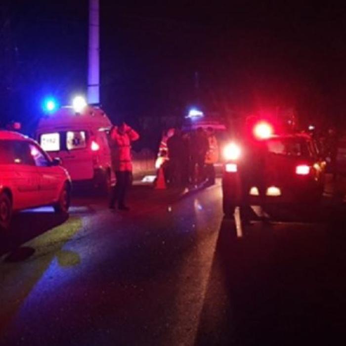 Un român a murit, iar altul a fost rănit într-un accident rutier. Mașina celor doi a intrat într-un cap de pod 