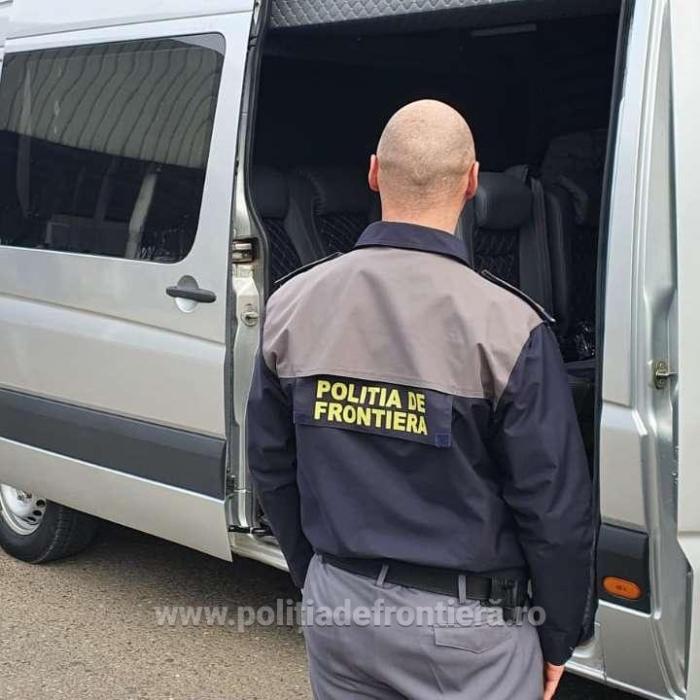 2.500 de euro pentru o viză Schengen falsă: Pasagera unui microbuz cu destinația Germania, depistată de polițiștii români