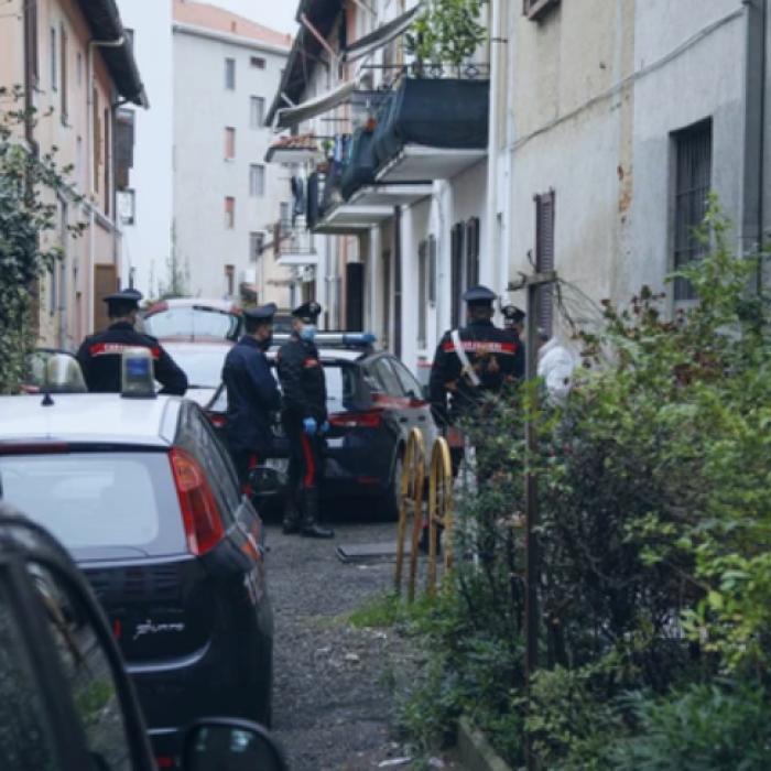 Italia. Patru români au persecutat o tânără luni în șir: Au dat buzna peste ea în casă cu bâtele și i-au ars mașina, totul în fața copiilor săi 