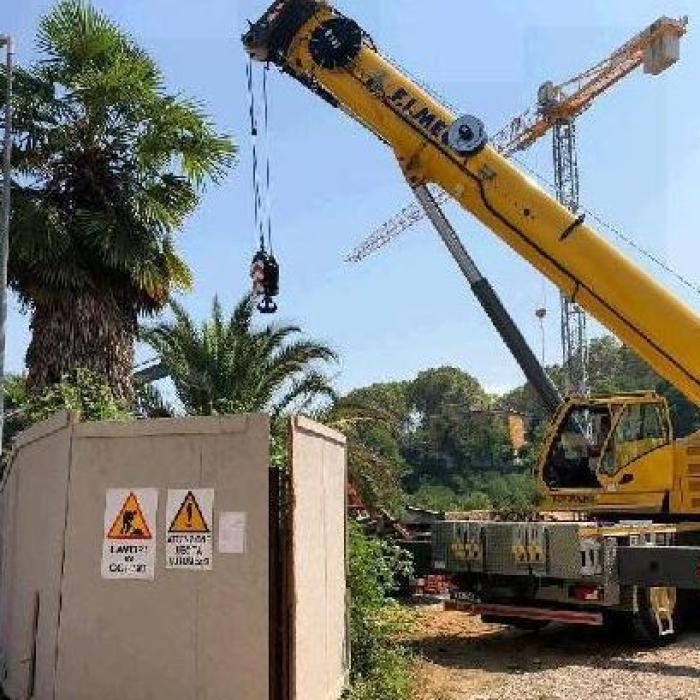 Italia. Trei muncitori au murit, după ce o macara s-a răsturnat și i-a strivit