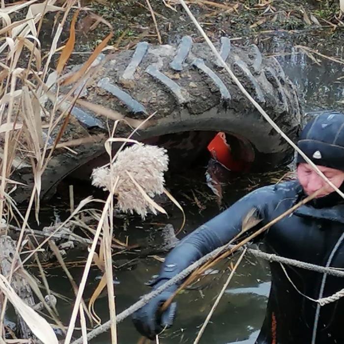 Român mort după ce un tractor s-a răsturnat într-un canal adânc de 2 metri