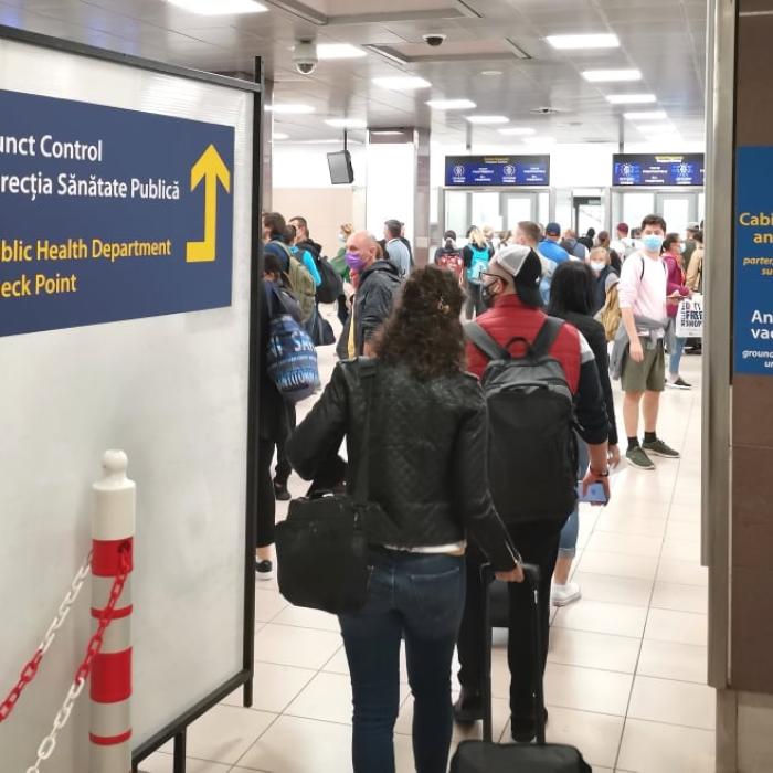 Doi români care veneau din Anglia, prinși cu teste PCR false la Otopeni