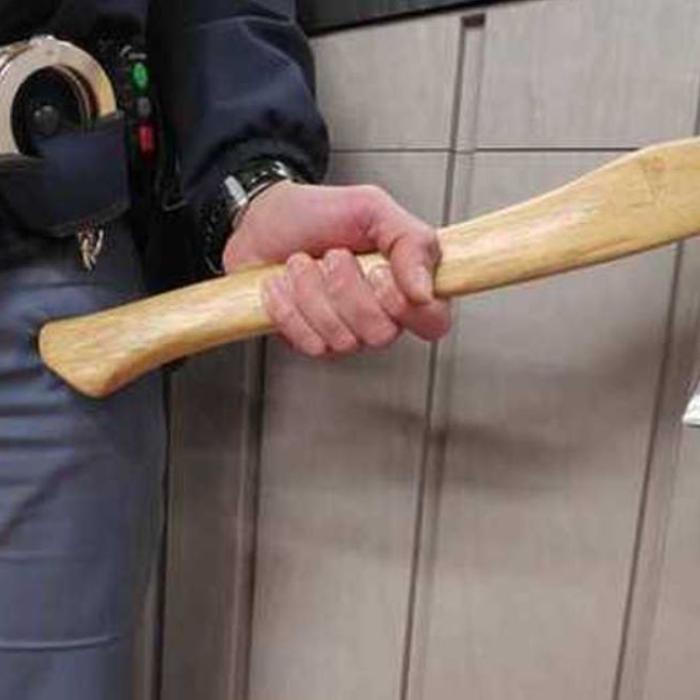 Un român a amenințat cu moartea doi polițiști. Bărbatul era înarmat cu un topor și a spart parbrizul mașinii de poliție