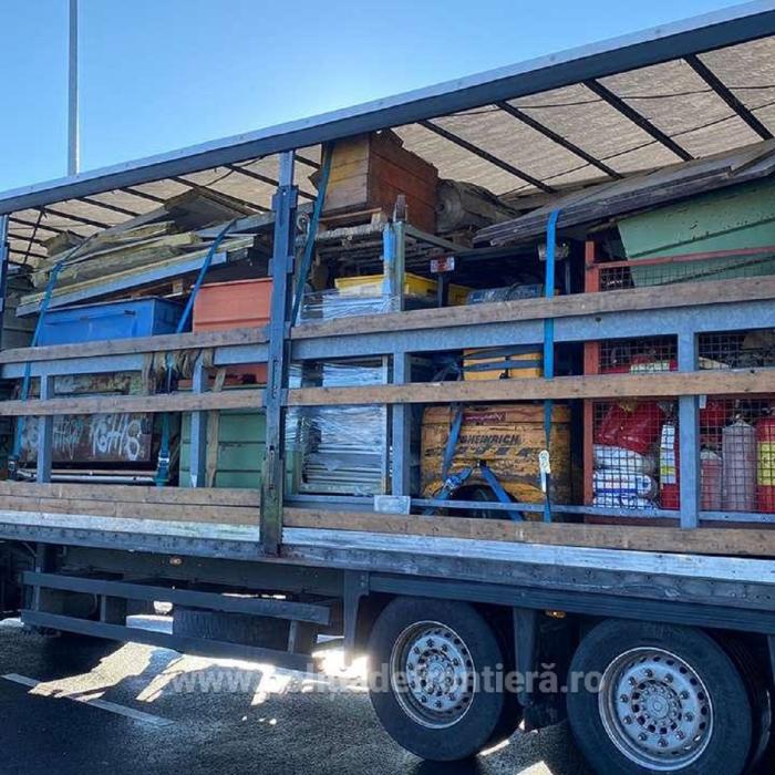Un TIR cu zece tone de gunoaie din Italia a fost oprit la vama Borș