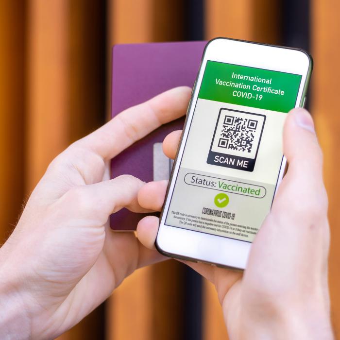 Certificatul verde COVID, implantat în piele sub forma unui microcip