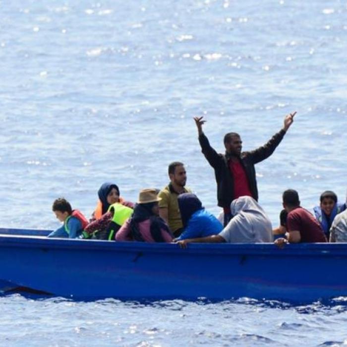 Cel puţin şapte migranţi, morți într-un naufragiu. Zeci de oameni s-au refugiat pe stânci