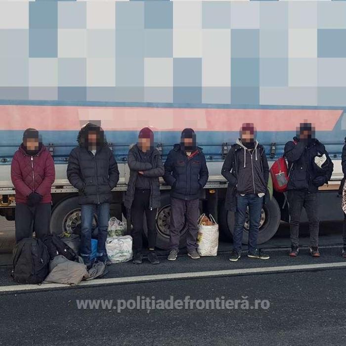 Opt afgani ascunși într-un TIR, prinși la Nădlac de polițiștii de frontieră