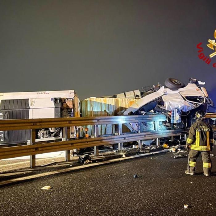 Italia. Șofer român de TIR, mort chiar în dimineața zilei de Crăciun. Accident teribil pe A21