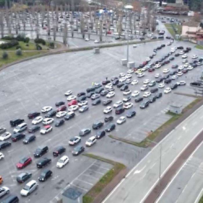 Italia. Aglomerație infernală pentru testare anti-Covid. Oamenii au stat la cozi uriașe la farmacii și la centrele drive-through