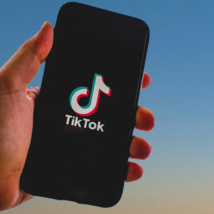 O fetiță de 10 ani a murit după ce a încercat provocarea „blackout“ de pe TikTok