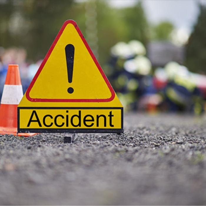 Un tânăr român a intrat cu mașina în gardul sediului ALDE; Un autobuz STB, implicat în accidentul din Capitală