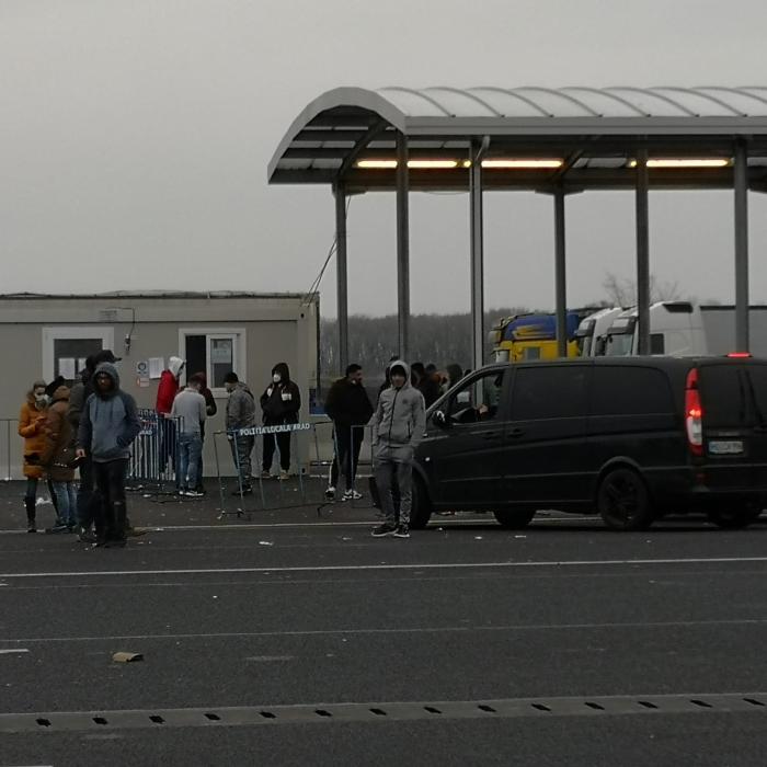 Peste 80.000 de români prin punctele de frontieră de la nivelul întregii ţări, în a doua zi de Crăciun. 7 români nu au fost lăsați să iasă 