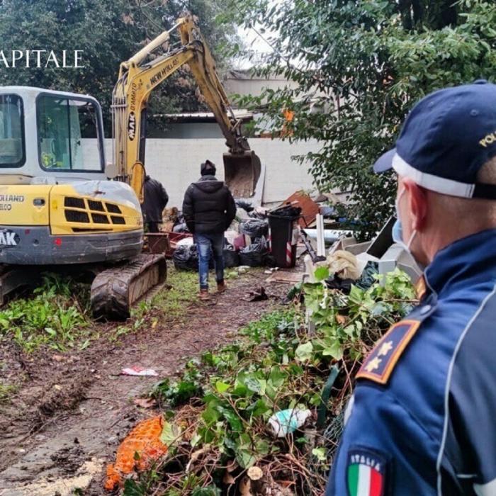 Italia. O familie de români a rămas pe drumuri în a treia zi de Crăciun după ce casa în care stăteau ilegal a fost demolată