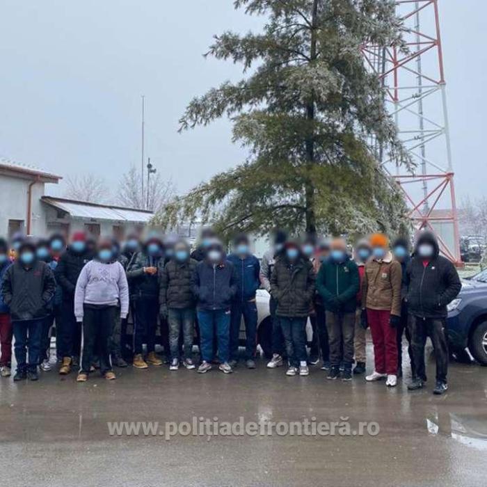 Şofer român, cercetat pentru trafic de migranţi, după ce a fost depistat că transporta zeci de cetățeni străini