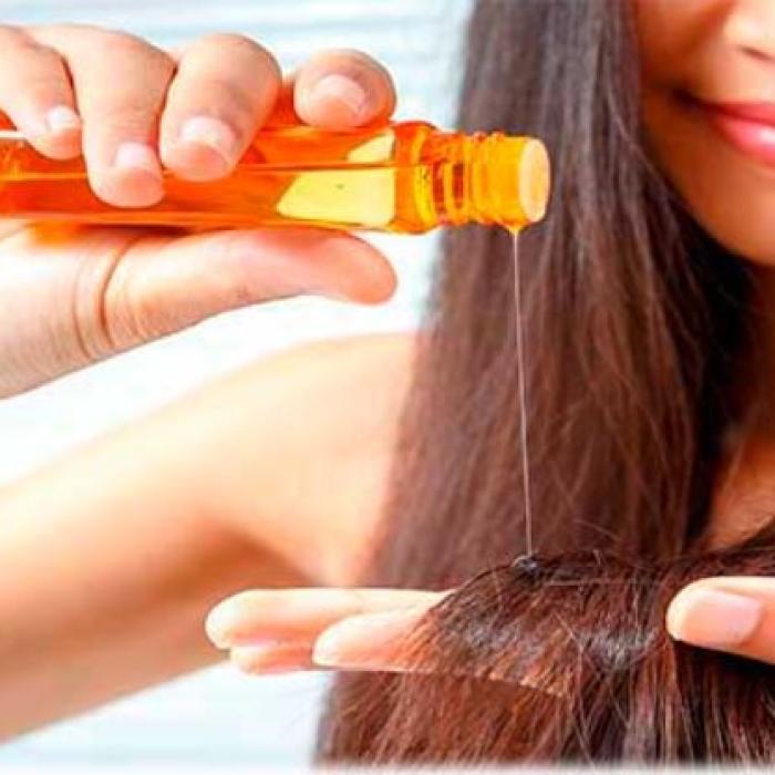 Amestecă puțin gaz lampant, cu ulei de ricin și zeamă de lămâie. Aplică pe scalp și vei fi surprins de rezultat. Vei avea un păr mătăsos și des