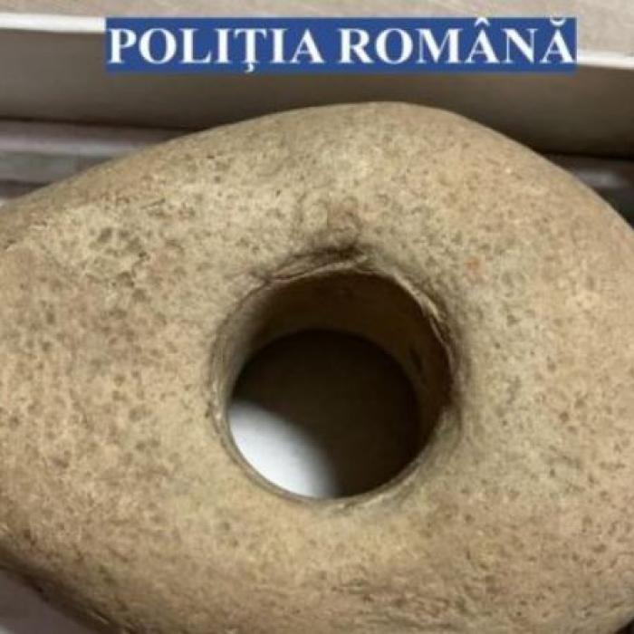 Un român a vrut să vândă un artefact de peste 6.000 de ani, pe care îl deținea ilegal