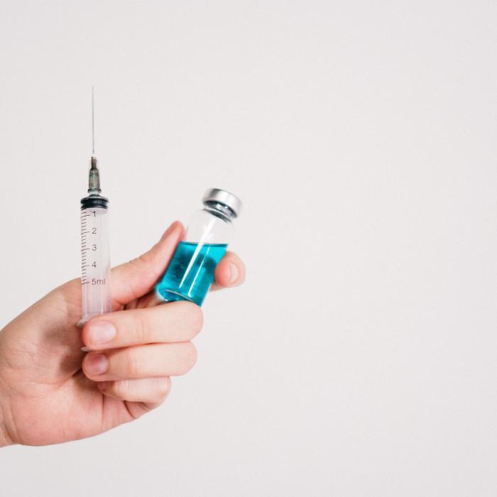 Franţa va reduce la patru luni termenul pentru primirea dozei booster de vaccin