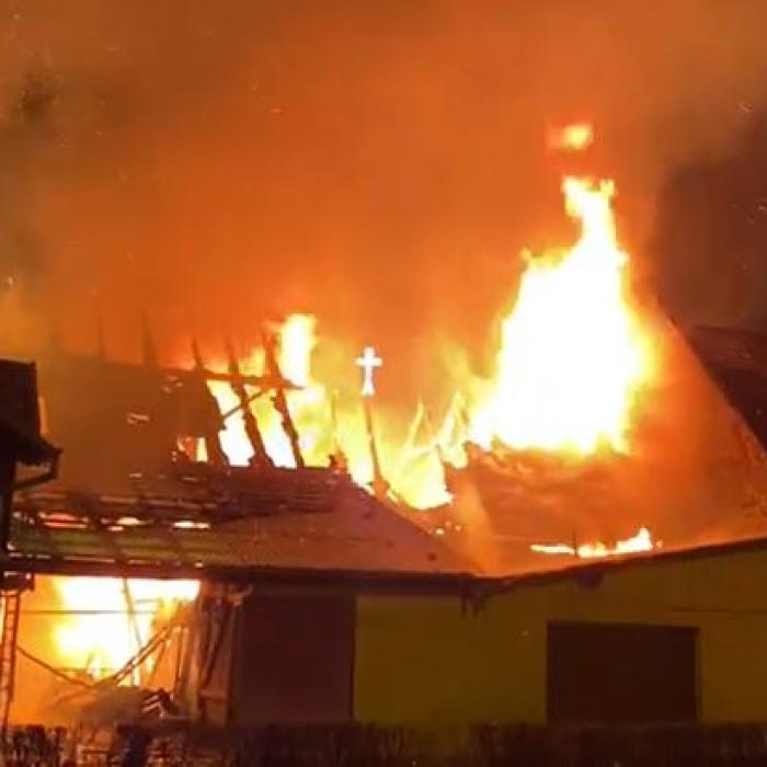 Trei case s-au făcut scrum într-un incendiu uriaș în Râșnov. Mai multe familii au rămas pe drumuri