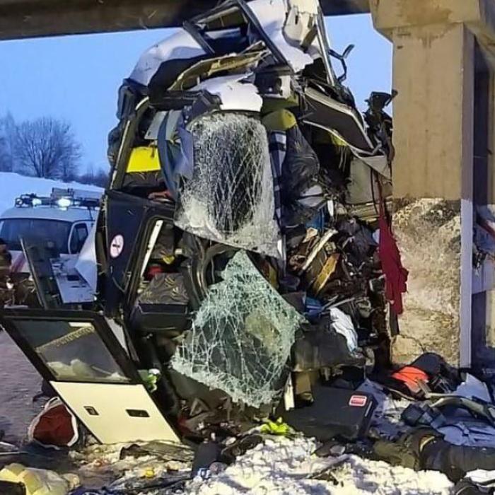 Un autobuz, plin cu pasageri, a lovit un stâlp de pod. Cinci oameni au murit pe loc. Alte 21 de persoane au fost rănite 