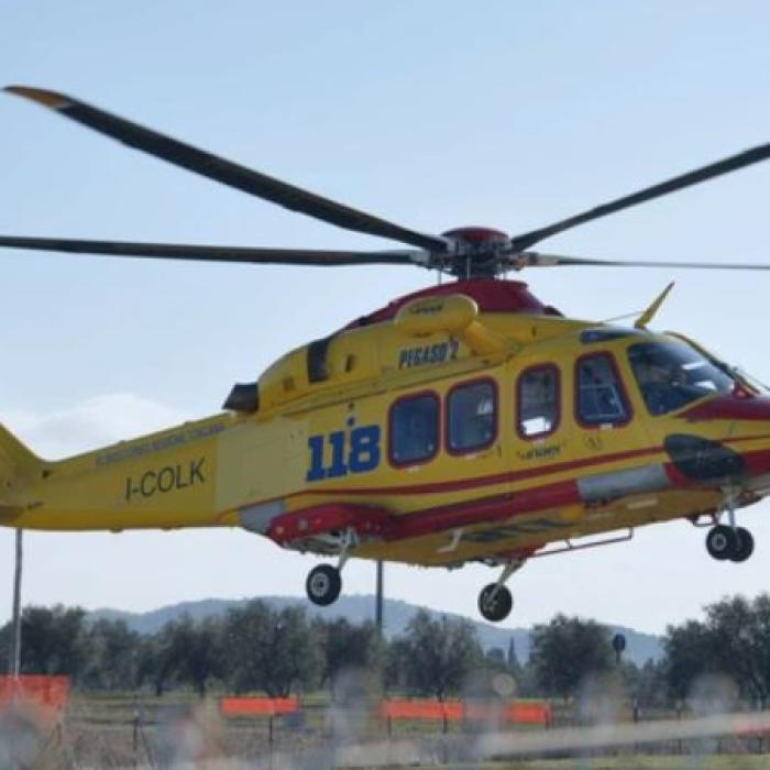 Italia. Un muncitor român, rănit de copacul pe care l-a tăiat. Un elicopter medical l-a dus urgent la spital