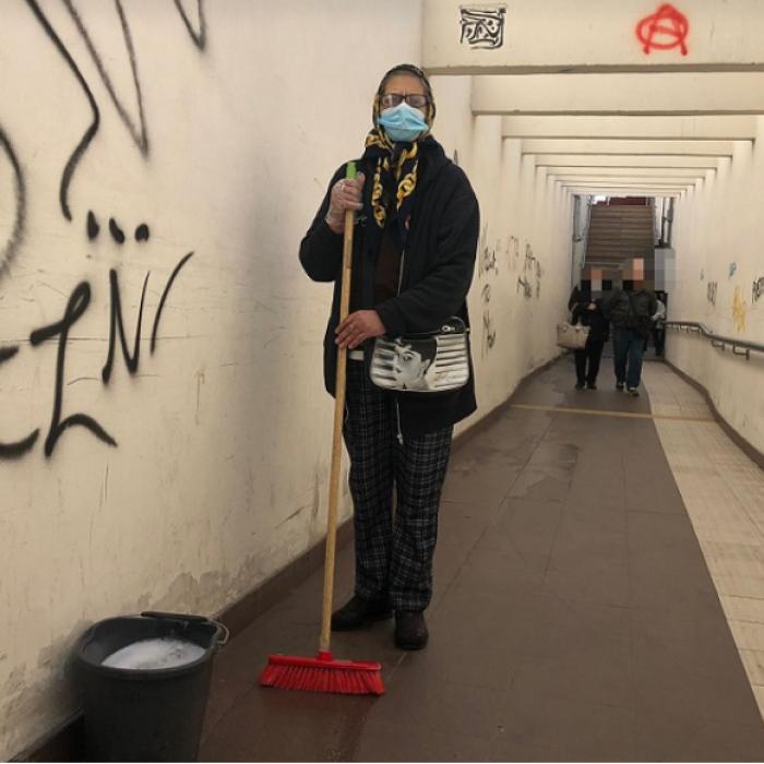 Povestea Constantinei impresionează Italia: Românca face curățenie lună, în fiecare zi, în pasajul în care cerșește