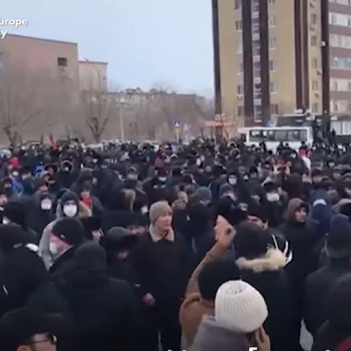Proteste violente în Kazahstan. Poliția a folosit gaze lacrimogene pentru a împrăştia mulțimea furioasă
