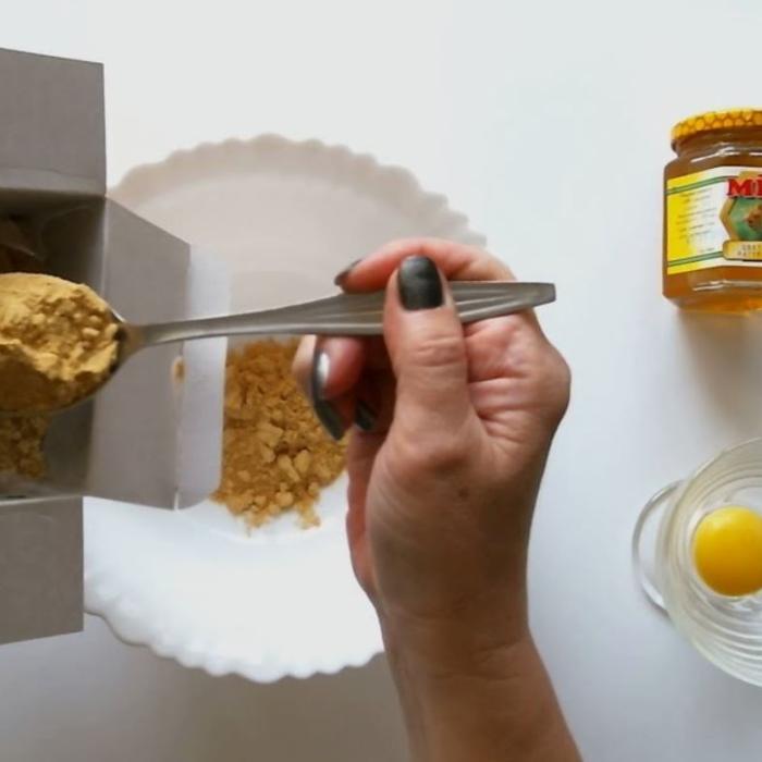 Cel mai bun tratament, făcut în casă, pentru creșterea părului: Ai nevoie de muștar, ulei de măsline și un gălbenuș de ou