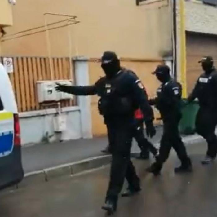 Doi români au spart o locuință, de unde au sustras bunuri, în valoare de 200.000 de lei. Hoții, săltați de polițiști și duși la audieri