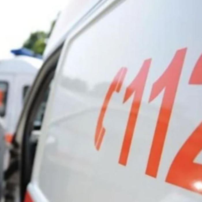 Un tată s-a aruncat de la etajul 4 cu fiul său în braţe. Bărbatul a murit la spital, iar minorul e în stare gravă