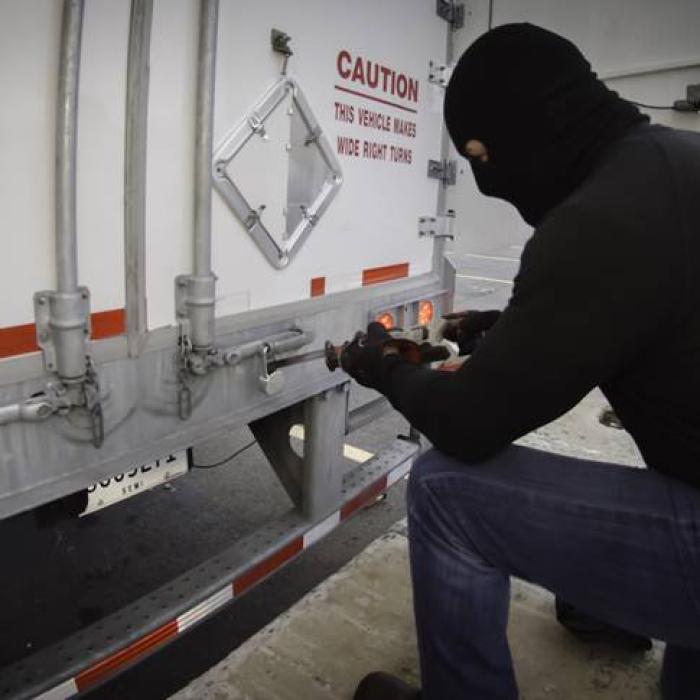 Belgia. Camion românesc, încărcat cu echipamente electrice scumpe, golit de hoți: „Au scos plăcuțele românești si au pus altele, false, belgiene“