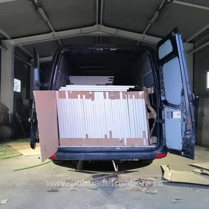 Trei bărbați, care au furat panouri solare din Spania în valoare de peste 320.000 de lei, au fost prinși la frontieră