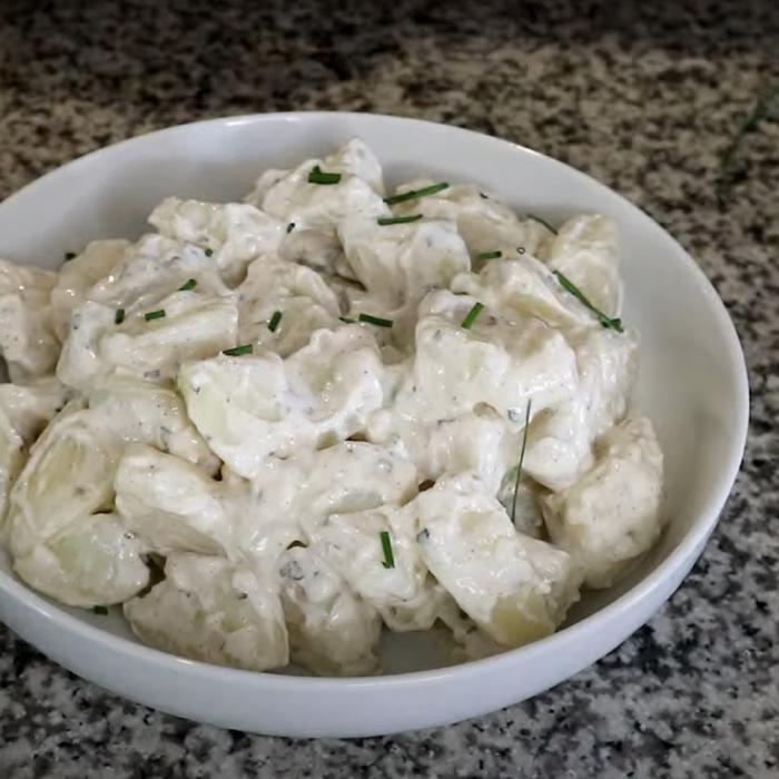 Salată caldă de cartofi cu sos de iaurt, foarte cremoasă! Uită de clasica salată orientală, această rețetă este de zece ori mai bună!