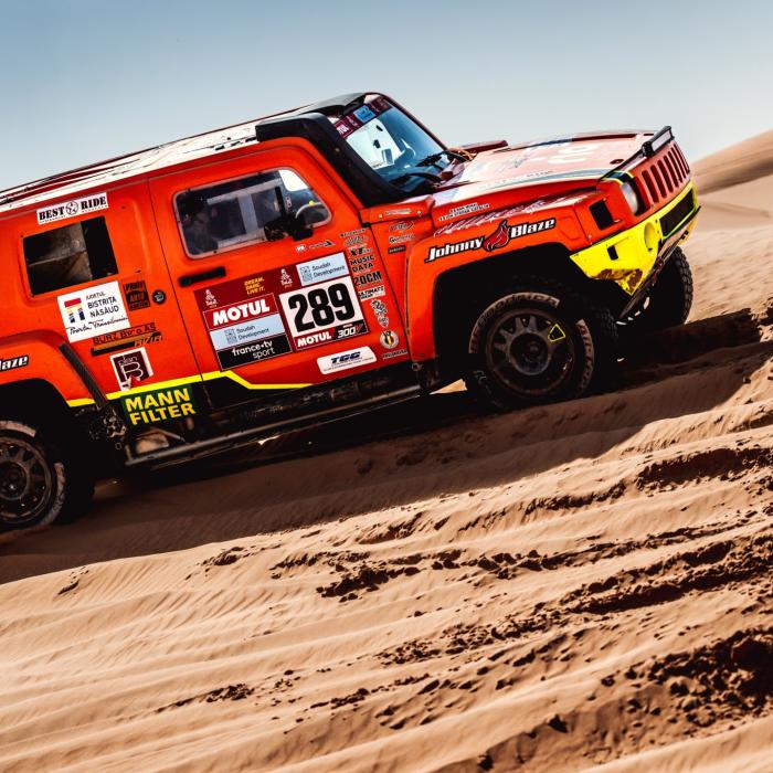 Echipajele româneşti, pe locurile 69 şi 70 în etapa a 10-a a Raliului Dakar 2022