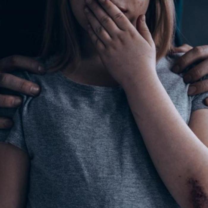 Caz șocant în Italia: Minoră româncă, violată de tată și lăsată însărcinată