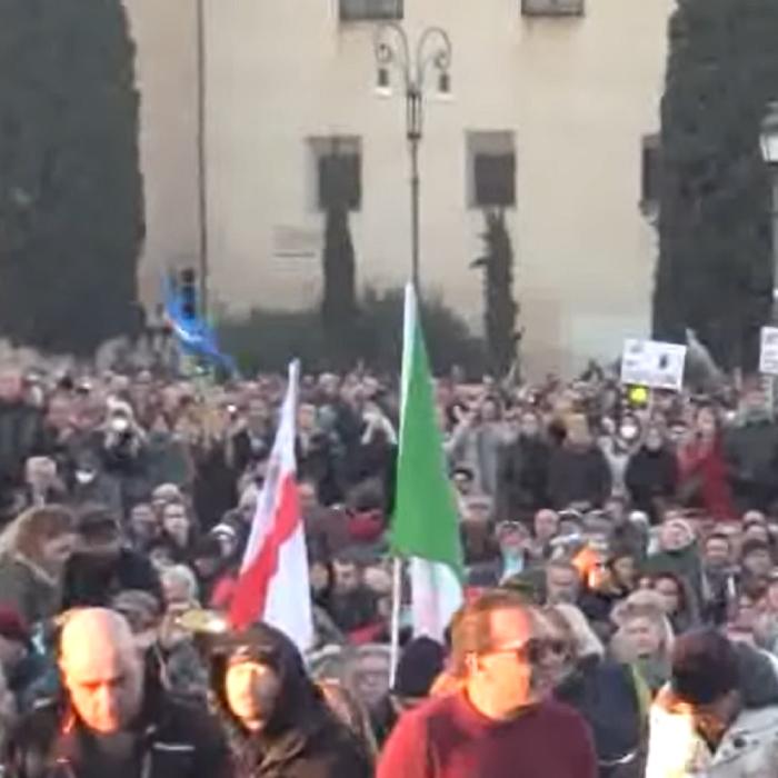 Proteste violente în Italia: Momente de tensiune şi mai multe îmbrânceli cu poliţia - VIDEO