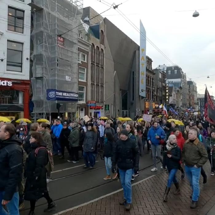 Mii de oameni au protestat în Olanda împotriva politicilor guvernului de combatere a pandemiei: „Să revenim la normalitate acum!”
