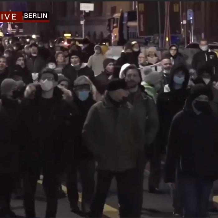 Noi proteste masive faţă de restricţii şi faţă de vaccinare, în zeci de oraşe din Germania - VIDEO